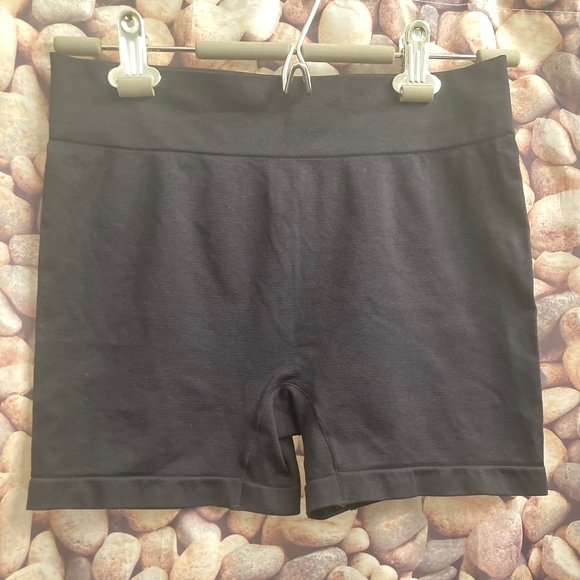 Miiyu by Simons - women’s Black bike shorts- sz Med/ Lge with 3 inch inseam - Picture 1 of 3